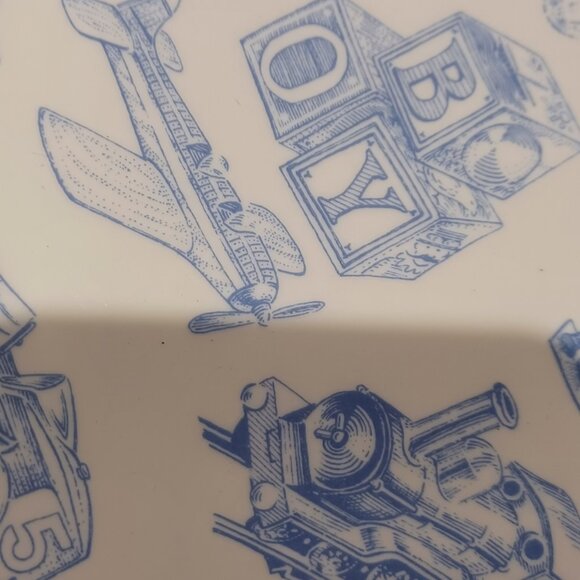 Queen's blue & white infant's plate. - Picture 3 of 3